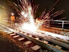 挑灯夜和 为戈壁大桥“壮骨强筋”